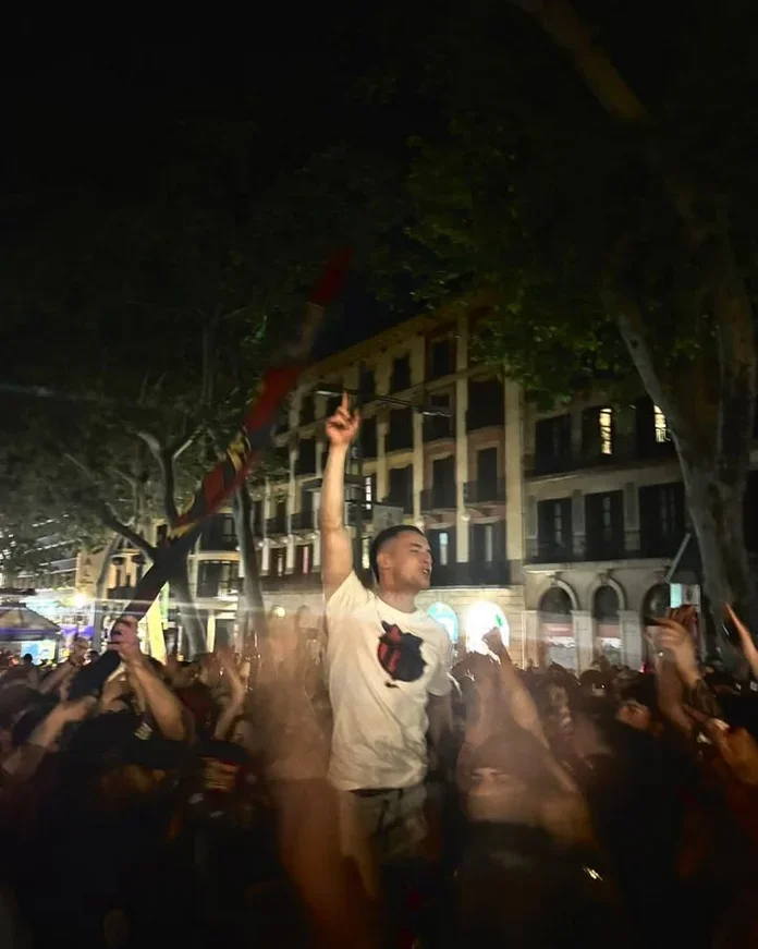 Marc Casadó y Balde acuden a la plaza Cataluña para celebrar LaLiga como dos 'culers' más