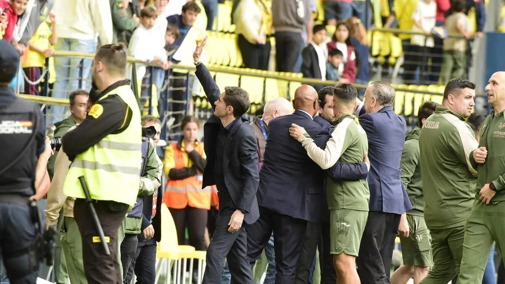 Vídeo: El Villarreal celebra la clasificación a la Champions junto a su afición