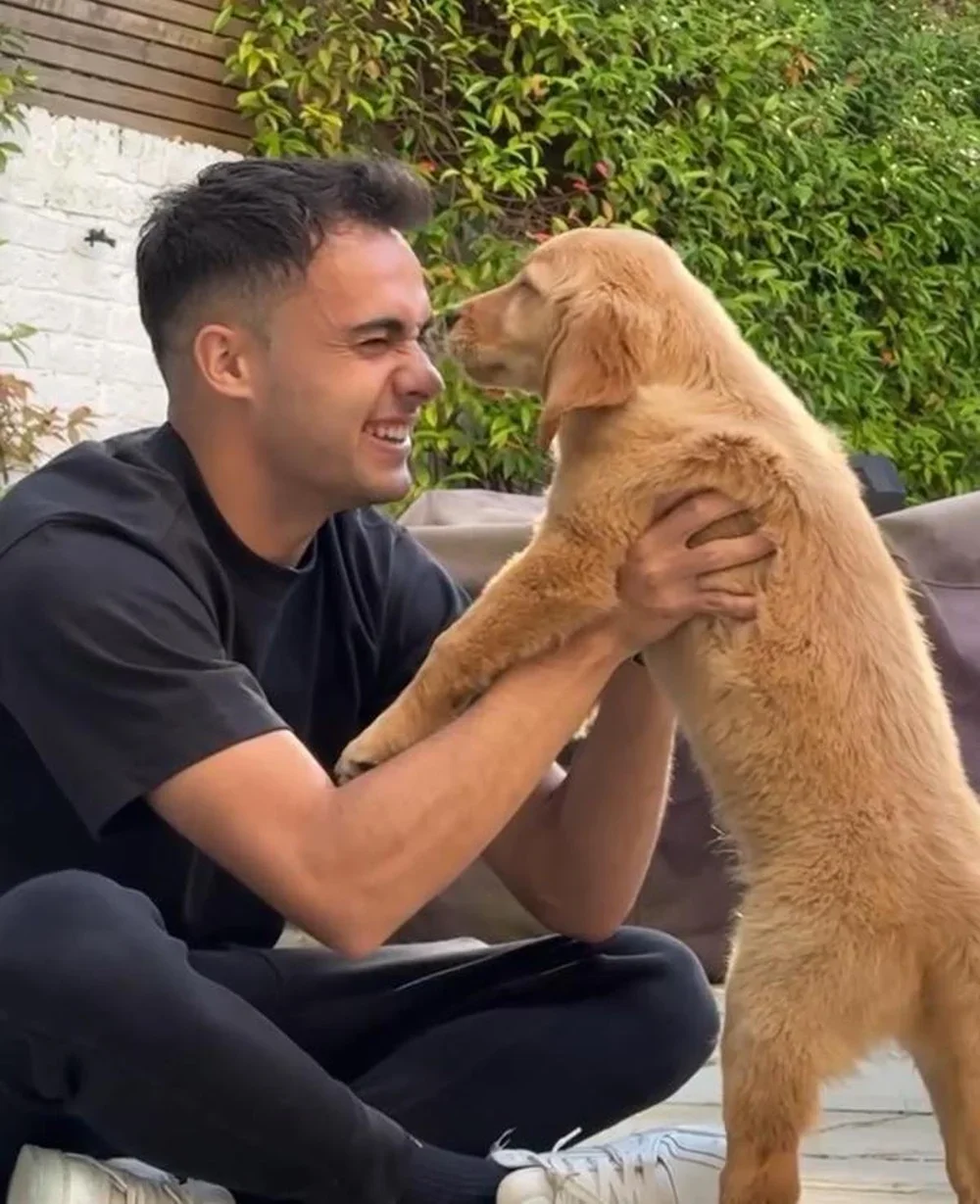 Sergio Reguilón con su perro cuando era un cachorro